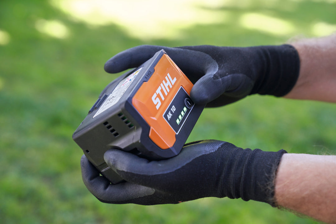 STIHL AK 10 Battery in use