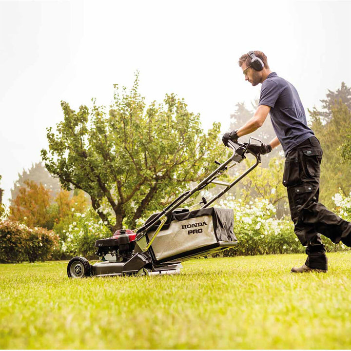 Honda HRH 536 QX professional rear roller petrol lawn mower