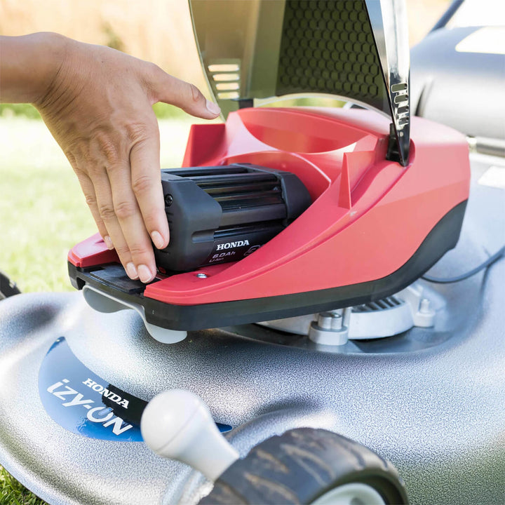 Honda HRG 466 XB cordless mower and hedgetrimmer bundle