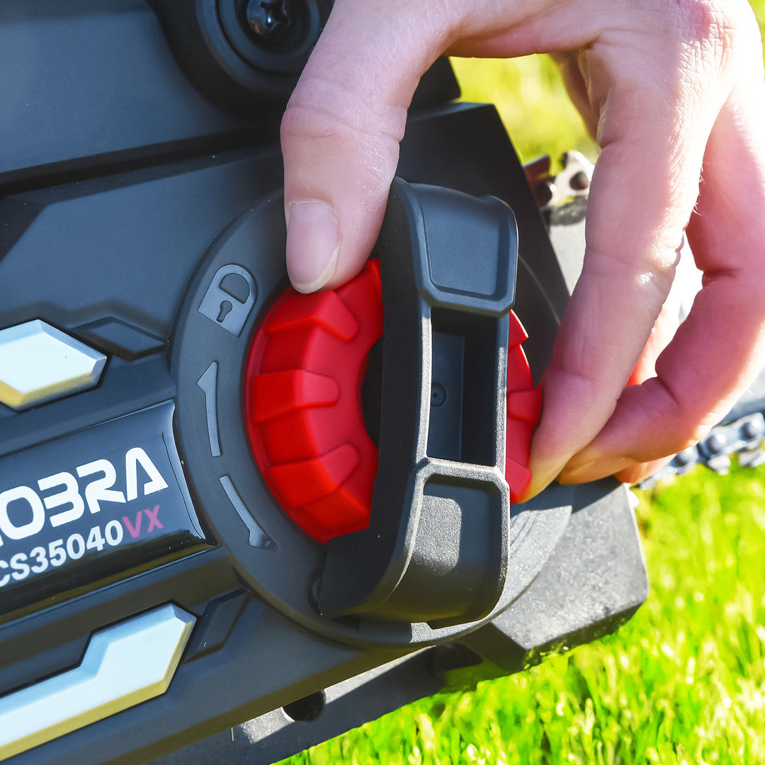 Cobra CS35040VX tool-less chain tensioning