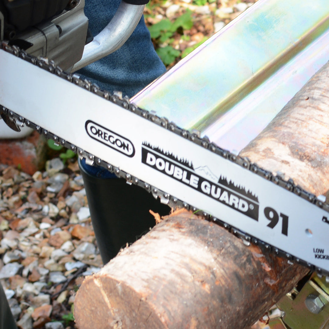 Cobra CS1024V chainsaw cutting