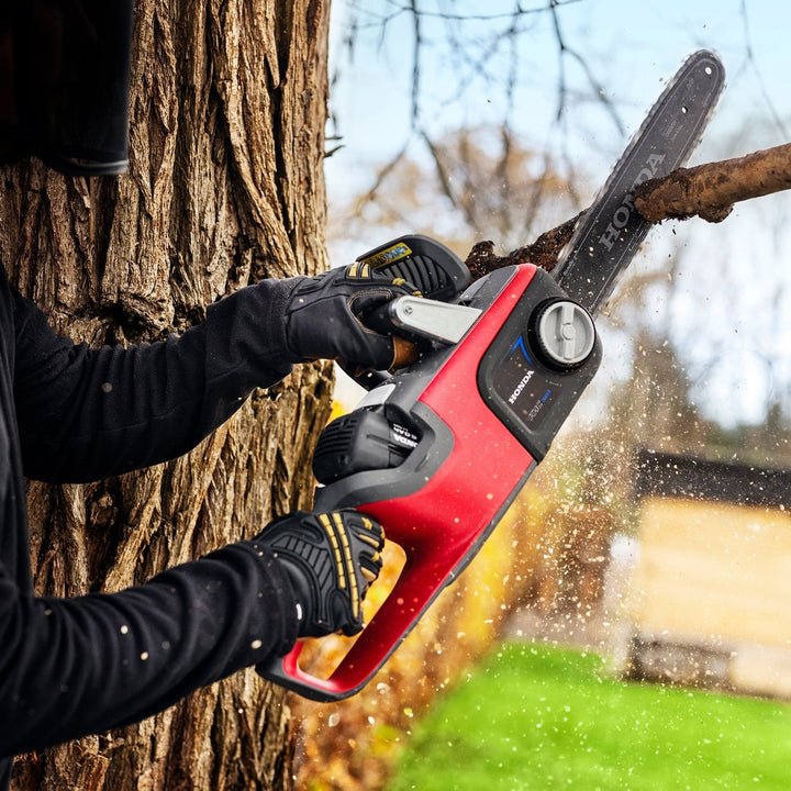 Honda Cordless Chainsaw 35cm (36V Brushless) - Chainsaws - Country Mower Centre