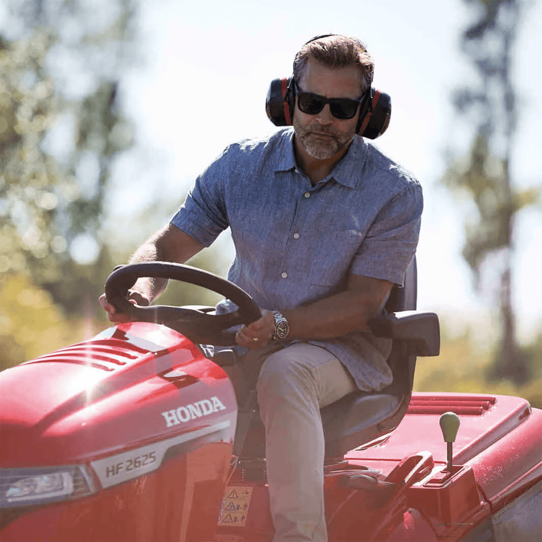 Honda HF 2625 HME 122cm (48") Premium Lawn Tractor with Versamow Mulching - Garden Tractors - Country Mower Centre