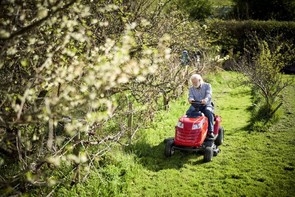 Mountfield MTF98M SD 98cm (38") 5 Speed Side Discharge Lawn Tractor - Garden Tractors - Country Mower Centre